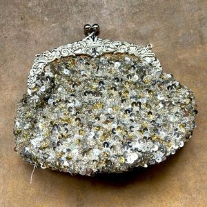 📦 vintage sequin sliver clutch